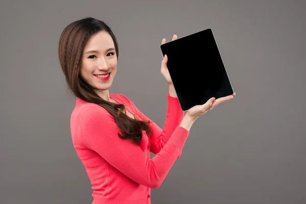 Asiatico donna mostrando tablet computer — Foto Stock