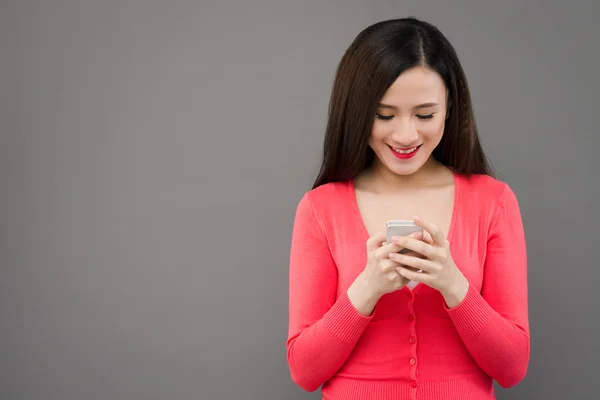 Vietnamees vrouw SMS-berichten — Stockfoto