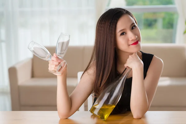 Mulher com uma garrafa de champanhe — Fotografia de Stock