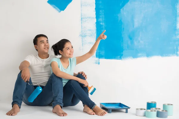 Pareja descansando después de pintar la pared —  Fotos de Stock