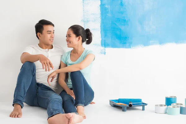 Couple se reposant après avoir peint le mur — Photo