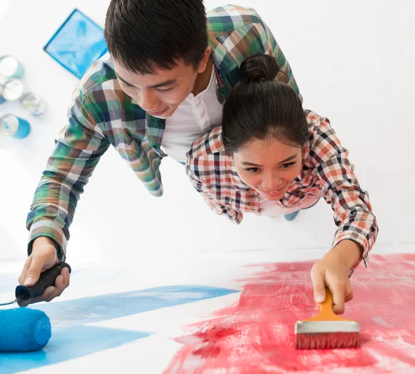 Pareja vietnamita pintando la pared —  Fotos de Stock