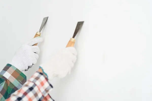 Руки двух рабочих, оштукатуривающих стену — стоковое фото