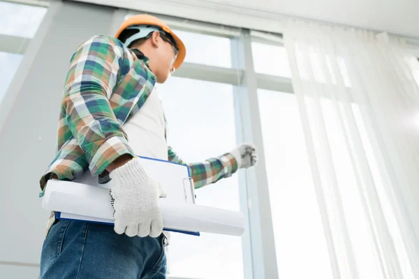 Foreman bestuderen huis na renovatie — Stockfoto
