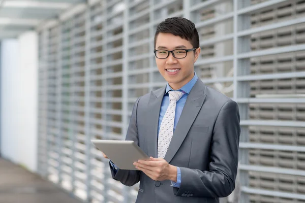 Vietnamees zakenman met een digitale tablet — Stockfoto