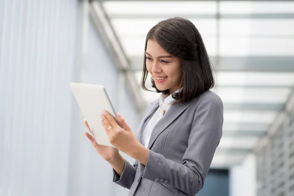 Zakelijke dame met behulp van digitale Tablet PC — Stockfoto