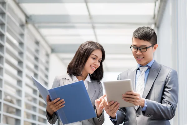 Hombre de negocios mostrando aplicación a colega — Foto de Stock