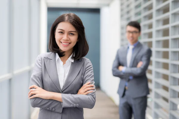 Mulher gerente e seu colega de trabalho masculino — Fotografia de Stock