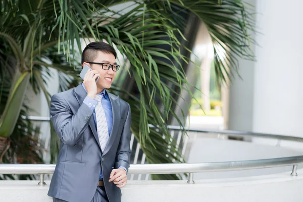 Asiático homem de negócios chamando pelo telefone — Fotografia de Stock