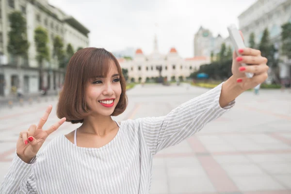 Mujer tomando fotos de sí misma — Foto de Stock