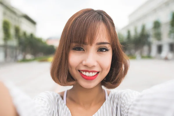 Mujer tomando fotos de sí misma —  Fotos de Stock