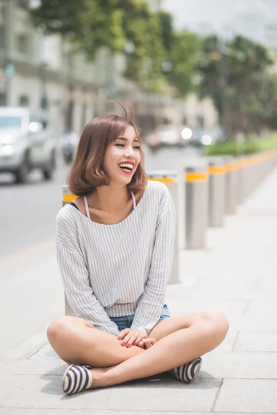 Skrattar ganska vietnamesisk kvinna — Stockfoto