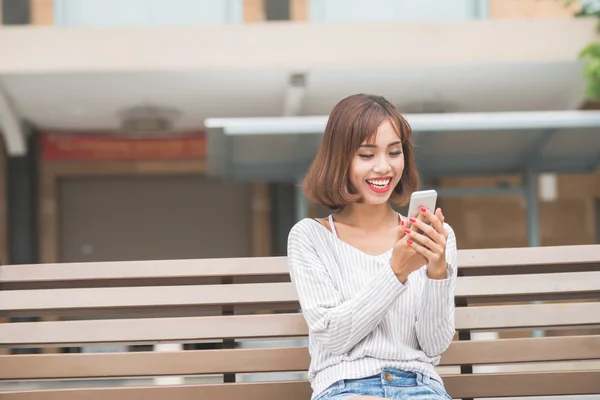 Vrouw die sms 'jes leest — Stockfoto