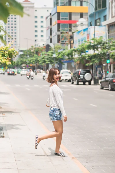 Девушка на городской улице — стоковое фото