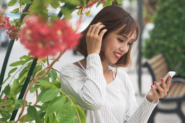 Donna utilizzando smartphone — Foto Stock