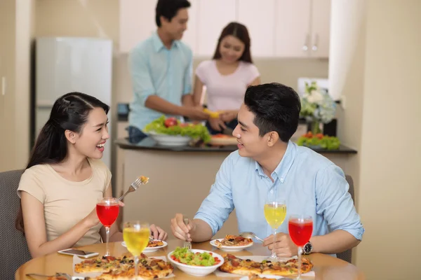 Coppia chiacchierando e mangiando pizza — Foto Stock