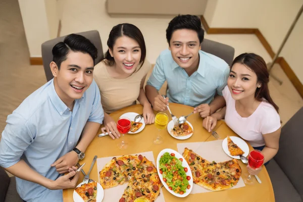 Amigos vietnamitas desfrutando de pizza saborosa — Fotografia de Stock