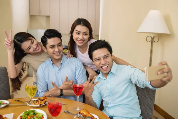 Man taking selfie of his and his friends — Stock Photo, Image