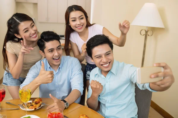 Amigos tomando selfie juntos — Foto de Stock