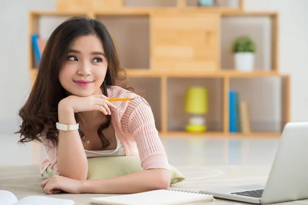 Colegiala soñadora con un ordenador portátil —  Fotos de Stock