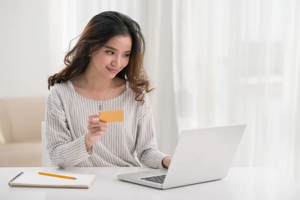 Chica usando el ordenador portátil para comprar en línea — Foto de Stock