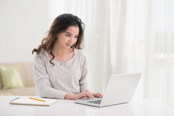 Ragazza che lavora su laptop — Foto Stock