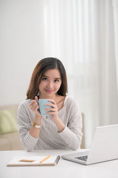 Chica con una taza de té — Foto de Stock