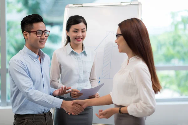 Vietnamese businessman greeting his colleague — Stock Photo, Image