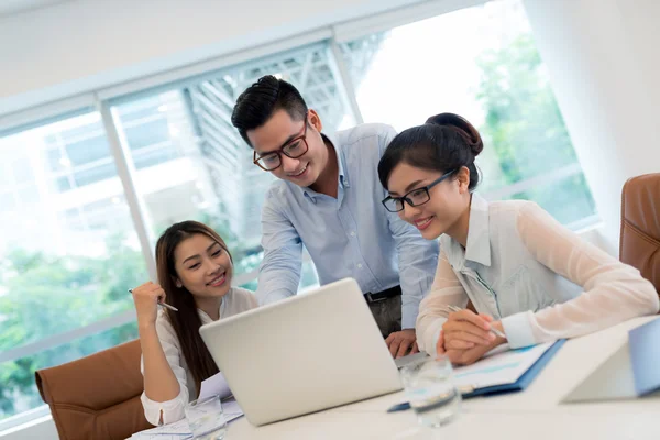 Equipo empresarial vietnamita alegre — Foto de Stock