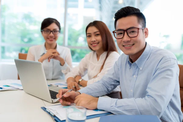 Jóvenes colegas de negocios — Foto de Stock