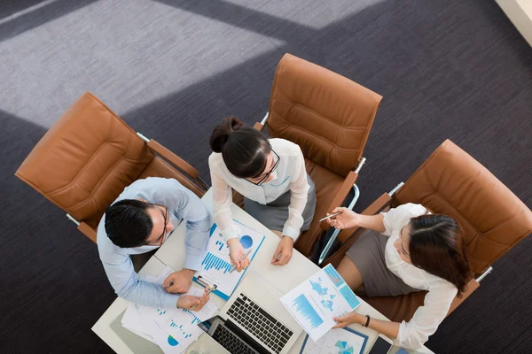 Collega's bespreken van financiële verslagen — Stockfoto