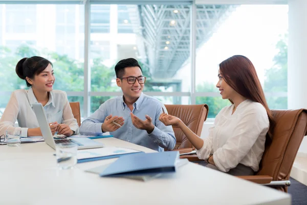 Geschäftsteam sucht Geschäftsideen — Stockfoto