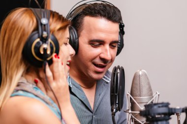 Müzik grubu iki bir şarkı kaydetme