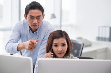 bilgisayar ekranına bakarak iş arkadaşları