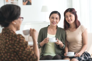 kadın ve kızı ziyaret büyükannesi