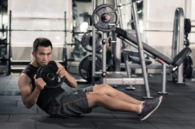 egzersiz halter ağırlık plaka ile adam