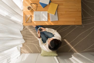 Uygulama kullanan genç kadın