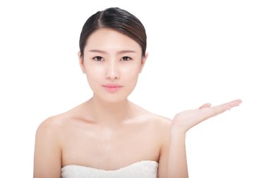 Asyalı kadın bir şey tutan