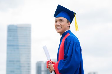 mezuniyet töreninde genç adam