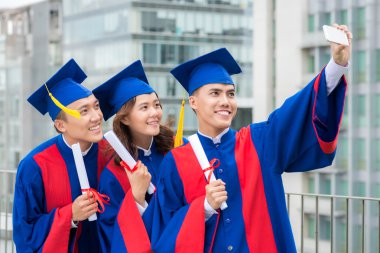 selfie alarak mezunları