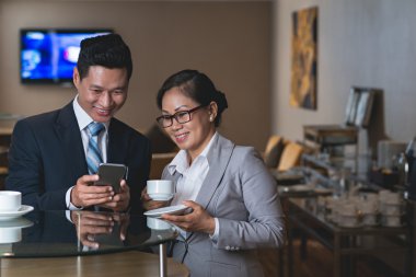 kahve breack sırasında meslektaşı ile işadamı