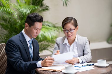 İş ortakları belgeleri tartışıyor