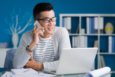 Genç işadamı telefonla arama