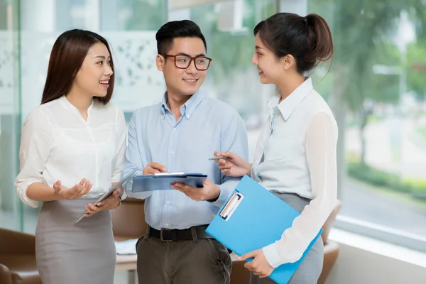 Colegas de negócios discutindo documento — Fotografia de Stock