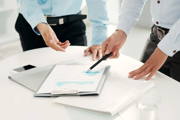 Hands of financial managers — Stock Photo, Image