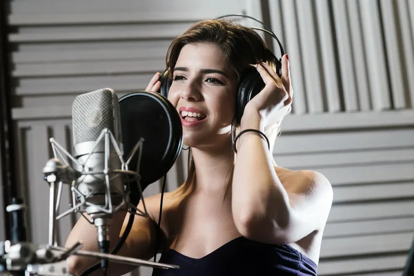 Женщина подписывает песню в студии — стоковое фото