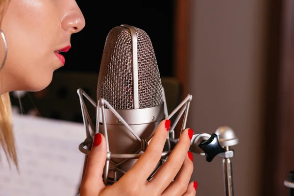 Mujer cantando con micrófono — Foto de Stock