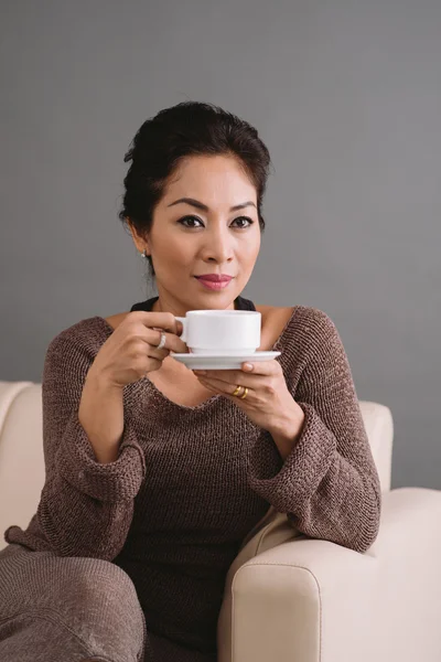 Mujer vietnamita disfrutando de una taza de café — Foto de Stock