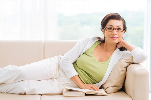 Dona de casa lendo um livro — Fotografia de Stock