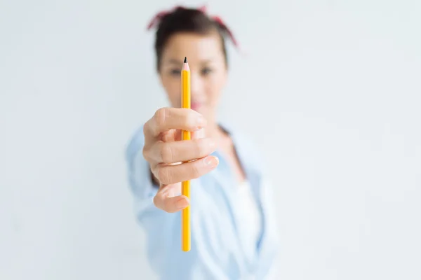 Vrouw met behulp van potlood om te meten van afstand — Stockfoto